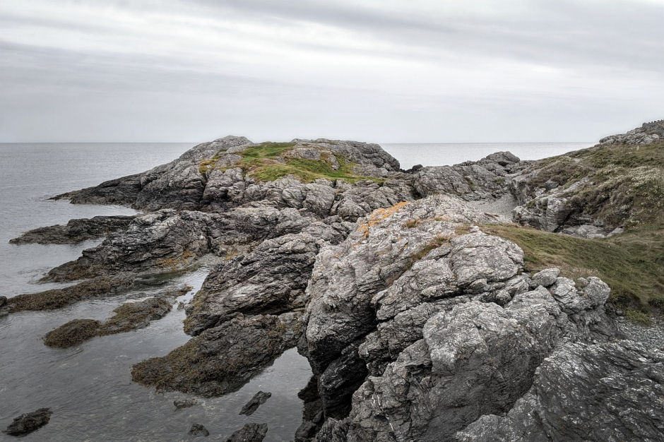 Major search launched after person reportedly swept into sea from rocks in Anglesey